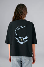 Camiseta 007 Ronsel — vista de espalda en la modelo