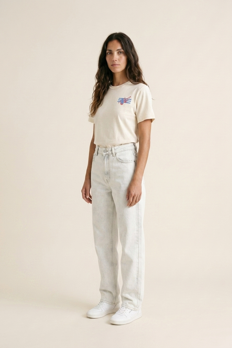Camiseta 005 Alborada — vista de tres cuartos en la modelo