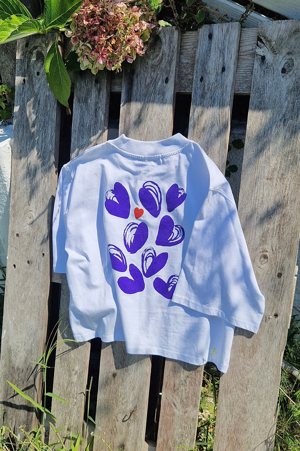 Camiseta Corta 006 Batea — colgada al aire libre con la serigrafía de la espalda visible