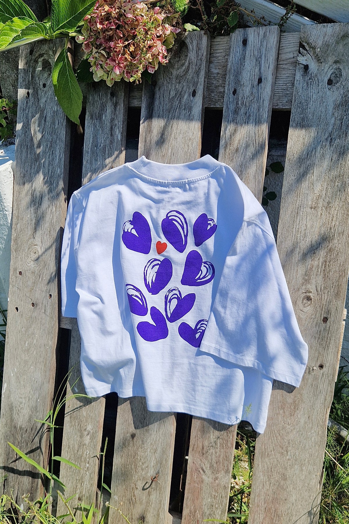 Camiseta Corta 006 Batea — colgada al aire libre con la serigrafía de la espalda visible