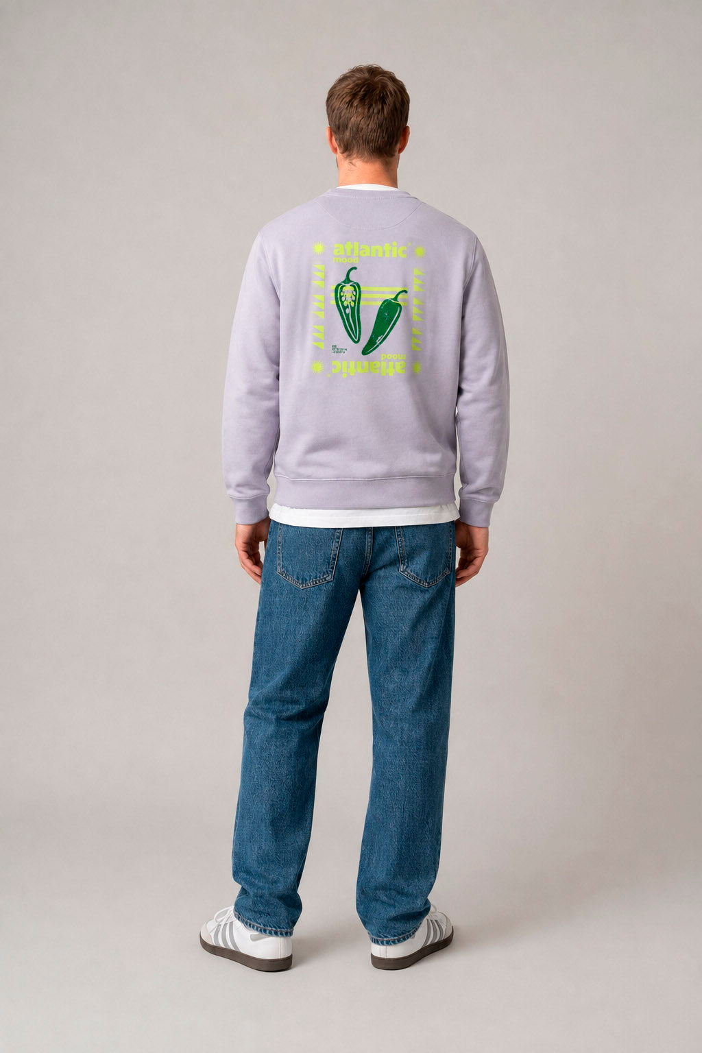 Sudadera 003 Pimiento de Padrón — vista de espalda en el modelo