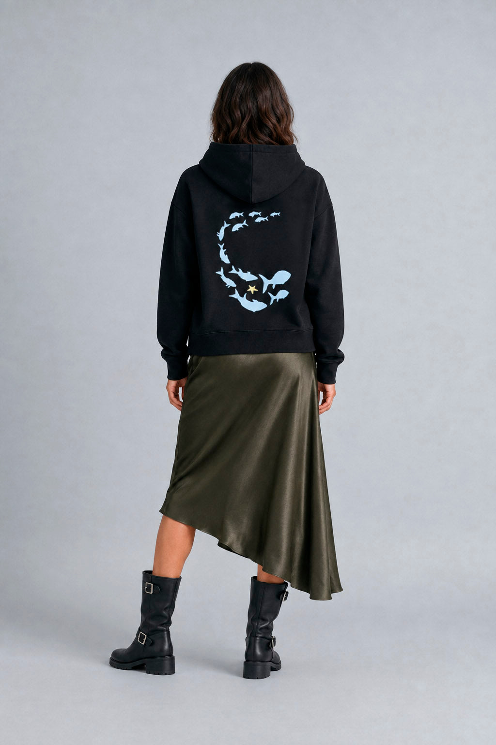 Sudadera 007 Ronsel — vista de espalda en la modelo